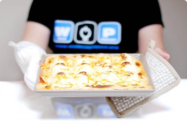 Huevos rellenos WOP con tomate y bechamel. Deliciosos