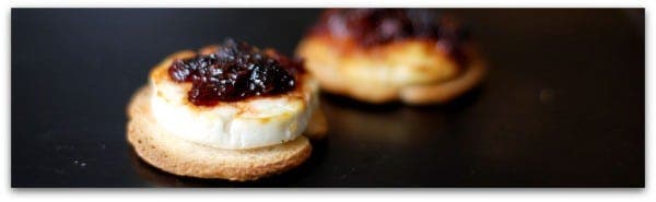Canapé de rulo de cabra con confitura de pimiento rojo Canapé de rulo de cabra con confitura de pimiento rojo