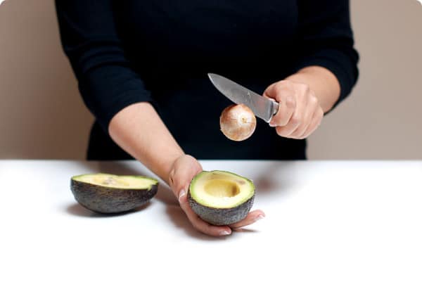 Cómo abrir y vaciar un aguacate