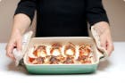 Huevos rellenos de jamón al gratén
