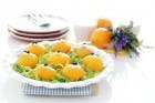 Melocotones rellenos de atún y palitos de cangrejo con mahonesa, para el verano.
