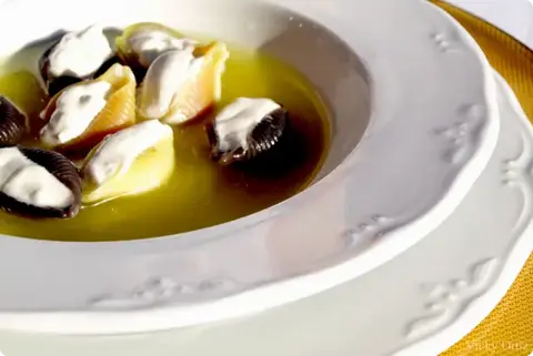 Sopa de Navidad con galets rellenos de crema de queso