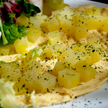 Tortilla francesa con patatas al vapor y ensalada