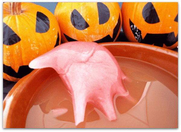 Ponche con mano sangrienta para halloween