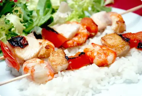 Brochetas de pescado con arroz de guarnici&oacute;n y ensalada