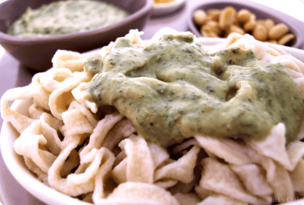 Tagliatelle casero con salsa pesto y a los tres quesos