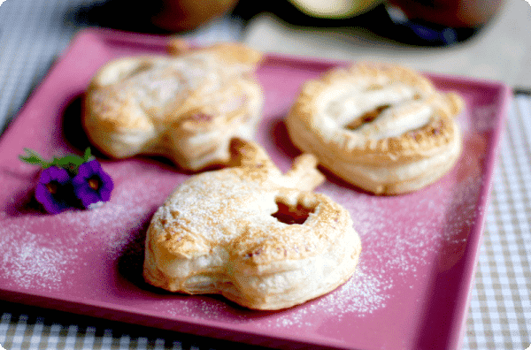 Hojaldres rellenos de compota de manzana