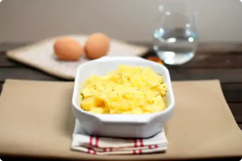 Patatas con huevos rotos