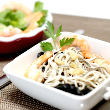 Tagliatelle al nero di sepia con gambas y gulas