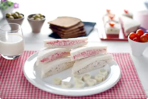 Sandwiches de verano: de salami, de nueces y de mantequilla con ajo y perejil