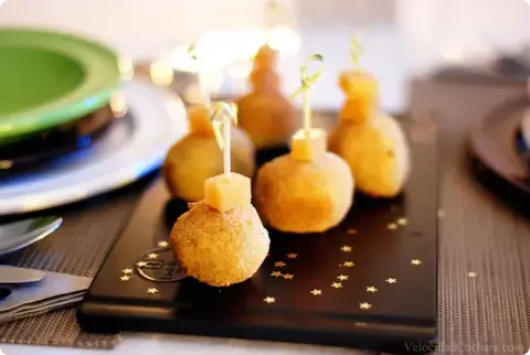 Croquetas de cabrales con salsa de membrillo