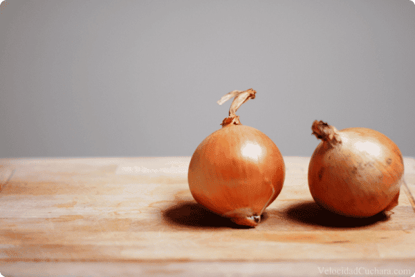 Cebollas peladas, un truco para que no se te revelen