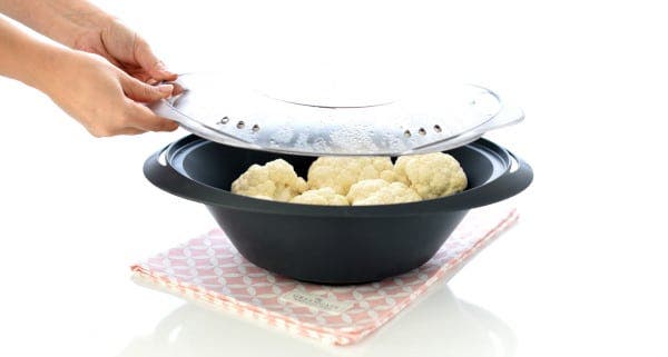 Pon la coliflor en ramilletes dentro del Varoma y cocina