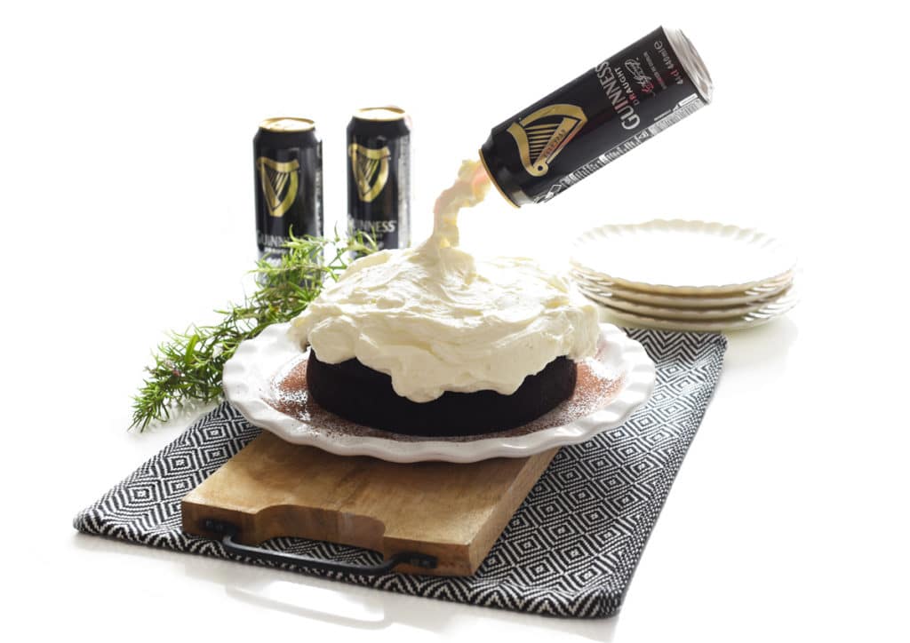 Tarta Guinnes decorada con la lata de cerveza