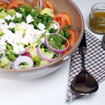 Ensalada fácil y rápida con lechugas variadas y queso fresco