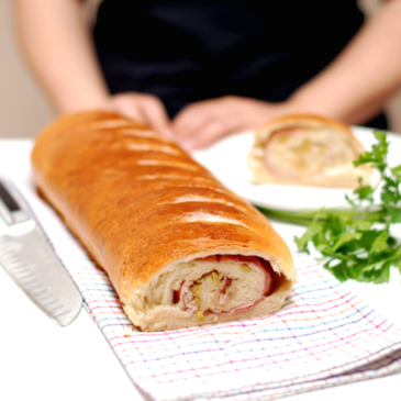 Pan relleno de jamón serrano, york, queso y aceitunas
