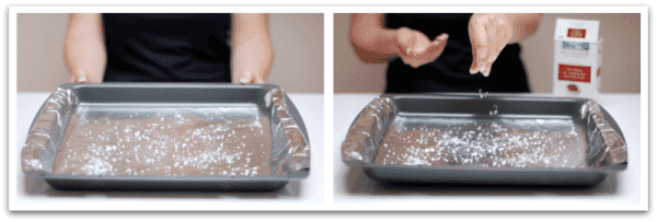 Forra la bandeja de horno con papel plata y vierta sal