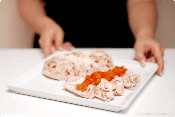 Pastel de pollo y jamón con pisto de pimientos