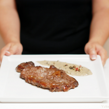 Salsa a la pimienta con carne a la piedra