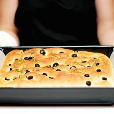 Focaccia de aceitunas negras y tomillo