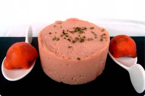 Pat&eacute; picante de jam&oacute;n y bombones de salm&oacute;n rellenos