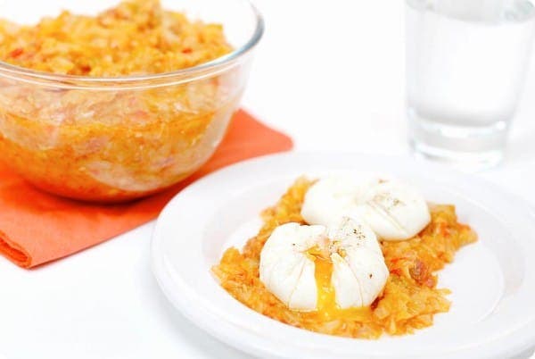 Receta de Repollo con calabacín, pimiento y bacon y huevos poché con Thermomix