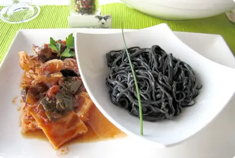 Jibia con espagueti negro