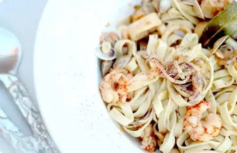 Pasta fresca con frutos del mar