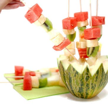 Brochetas de frutas para fiestas de verano