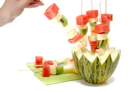 Brochetas de frutas para fiestas de verano