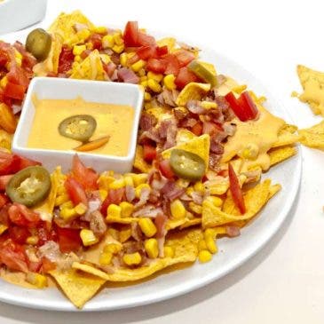 Nachos con salsa cheddar