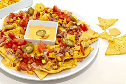 Nachos con salsa cheddar