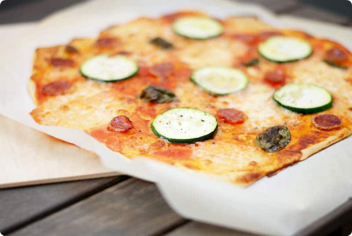 cajón Supresión Danubio Pizza con longaniza, calabacín, mozzarella...