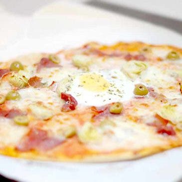 Pizza con huevo, jamón, aceitunas, alcachofas…
