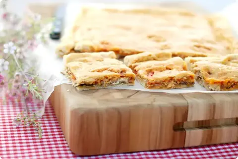 Empanada de sardinas con tomate en lata