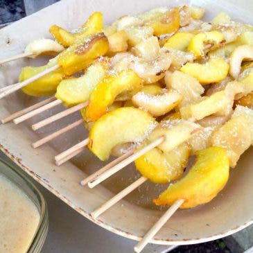 Brochetas de frutas ‘bbq’ con salsa de plátano