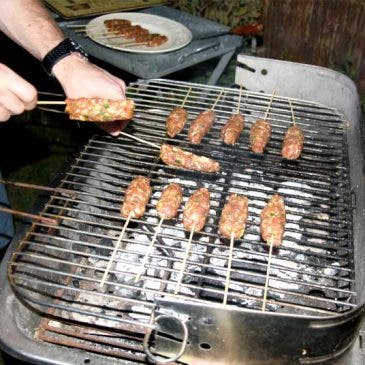 Kebab de cordero con tzatziki a la parrilla