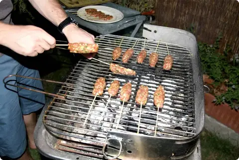 Kebab de cordero con salsa de yogurt