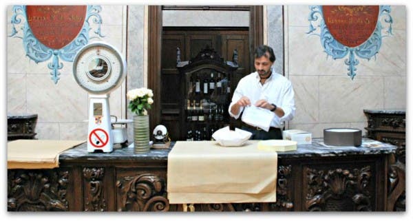 Nuestro anfitrión, empaquetando nuestro Pao de lo, que nos acompañó por Portugal