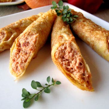 Filloas rellenas de carne de cocido