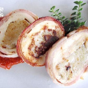 Rollito de pechuga de pollo, panceta y bechamel