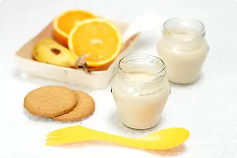 Yogur de platano, naranja y galletas. Absolutamente deliciosos.