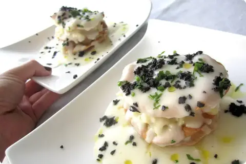 Milhojas de bacalao con crema de coliflor