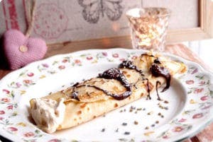 Crepês o panqueques con espuma de turrón para Navidad