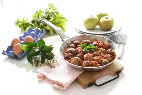 Alb&oacute;ndigas caseras en salsa de tomate