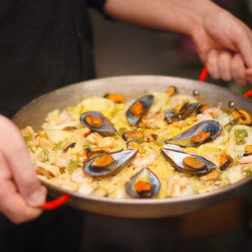 Paella de pollo, gambas y mejillones