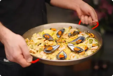 Paella de pollo, gambas y mejillones