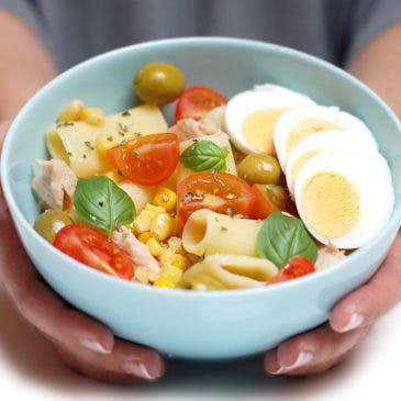 Ensalada de pasta, atún, huevo y maíz dulce