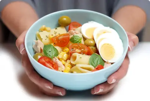 Ensalada de pasta, at&uacute;n, huevo, ma&iacute;z y albahaca