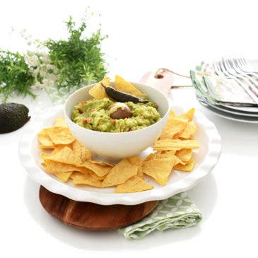 Nachos con guacamole, a mano